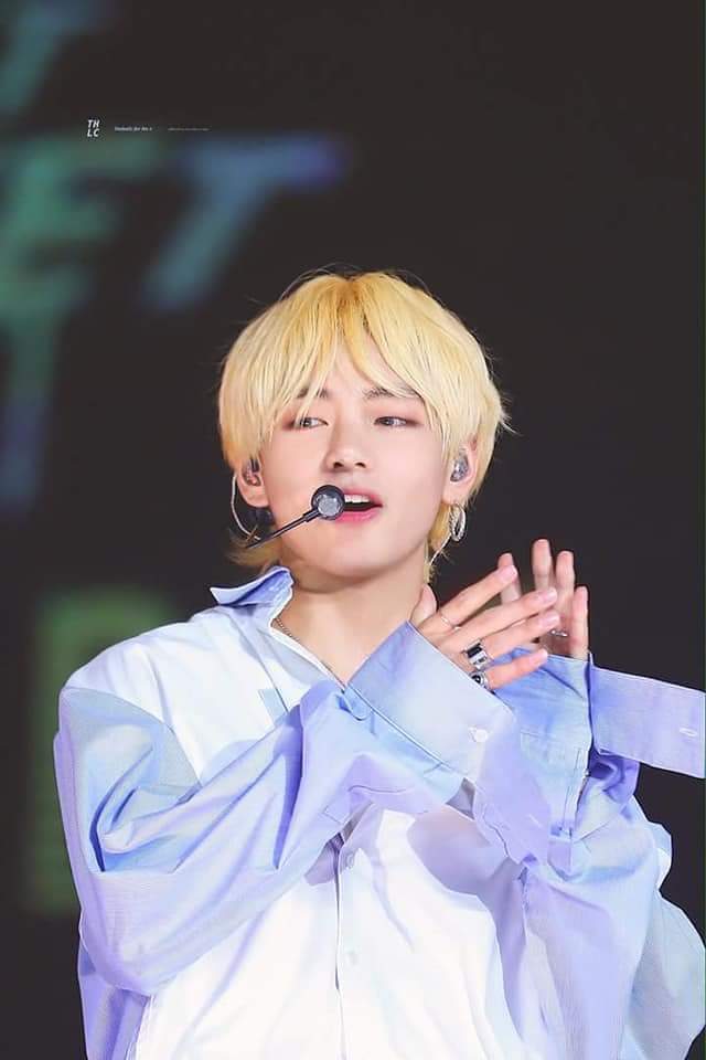 ALonelyGirl14's tweet photo. #WE_PURPLE_V 💜 Happy Brithday  #TAEHYUNG Por que Army Te Quiere y Te Ama ✨🎉🎊 Never change and keep Smiling for us... I Love You 👀💕 https://t.co/ZjAjkx4hy9