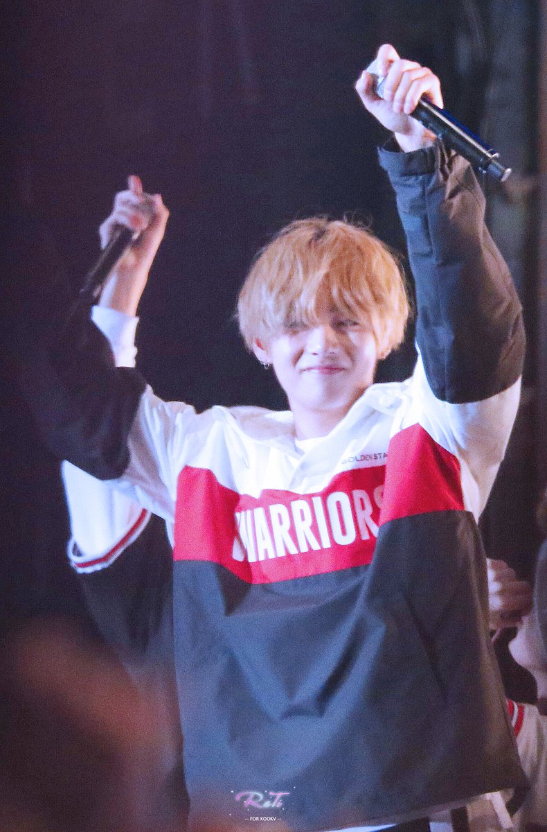 RaTi_KookV's tweet photo. #TaehyungMayYouShineBright 
#TaePurpleDay 
I love you my moon child.🌕
I am afraid of telling the love too late.@BTS_twt https://t.co/1RmI9NmvTi