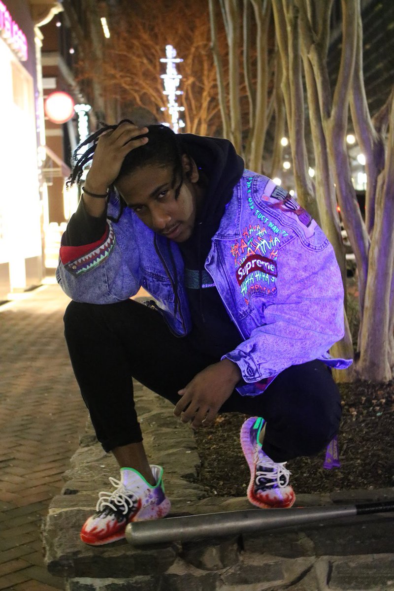 VanGloCustoms's tweet photo. Custom Heath Ledger Joker Jacket with Phosphorescent/Fluorescent detailing. VTG 1980’s Levi Men’s Medium #CustomJackets #handpainted #HeathLedger #TheJoker #DMVARTIST #VangloCustoms #Angelusdirect #goldenacrylicpaint #supremecustom #Bape https://t.co/yFyp9Sv84J