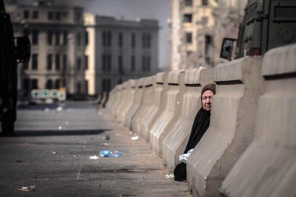 Group_she3er's tweet photo. ستنتهي الحرب ويتصافح القادة و تلهث خلفهم كاميرات الصحف وستبقى تلك العجوز تنتظر ولدها الشهيد ! https://t.co/Fy2oH1Xszy