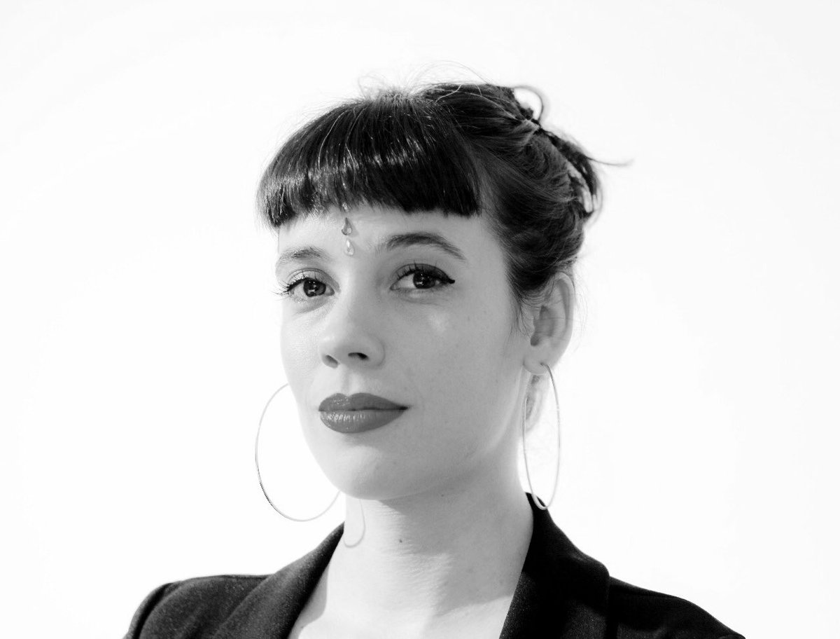 🔸 #Camarines <a href="/michi_mariana/">Mariana Michi</a> una de las <a href="/miautrio/">Miau Trío</a> ( además de nuestra profesora de canto) en su paso por 🏠 <a href="/casarwalsh/">CasaRWalsh</a> 
Ph: <a href="/alegriacuba/">Alelí Alegría Cuba 🌈</a> 
#CasaRWalsh #ArteSucediendo .
.
.

#music #musica #girls #portrait #blackandwhite #singer #song #mujeres #indie #marianamichi #photo