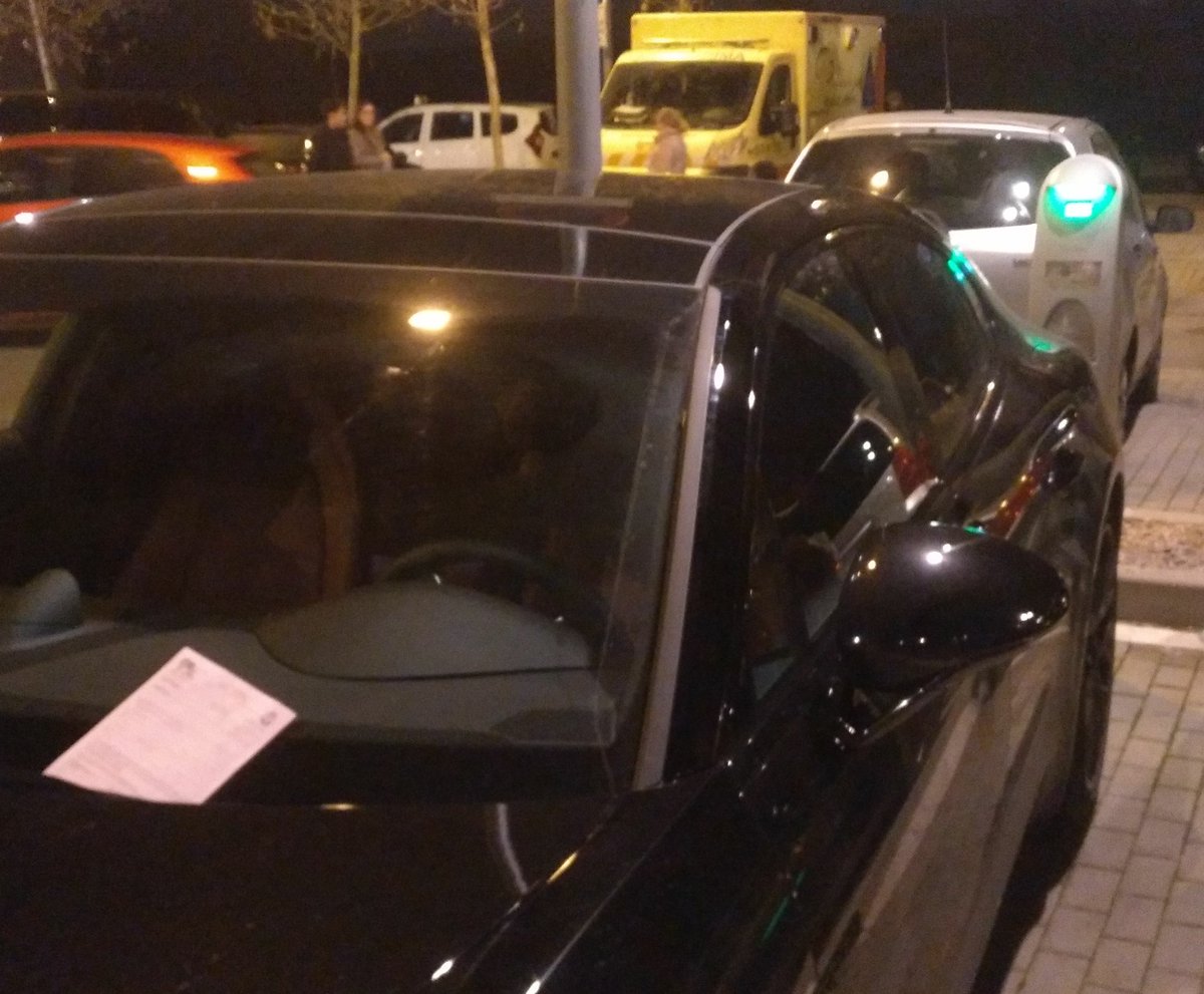 AUVE_Madrid's tweet photo. Esto es lo que pasa cuando se ocupa una plaza de aparcamiento con su hermosa señal R308, su "excepto vehículos eléctricos conectados para recarga" y se llama a la @policiaboadilla 
Punto de @fenieenergia https://t.co/9NTXjD5Xix