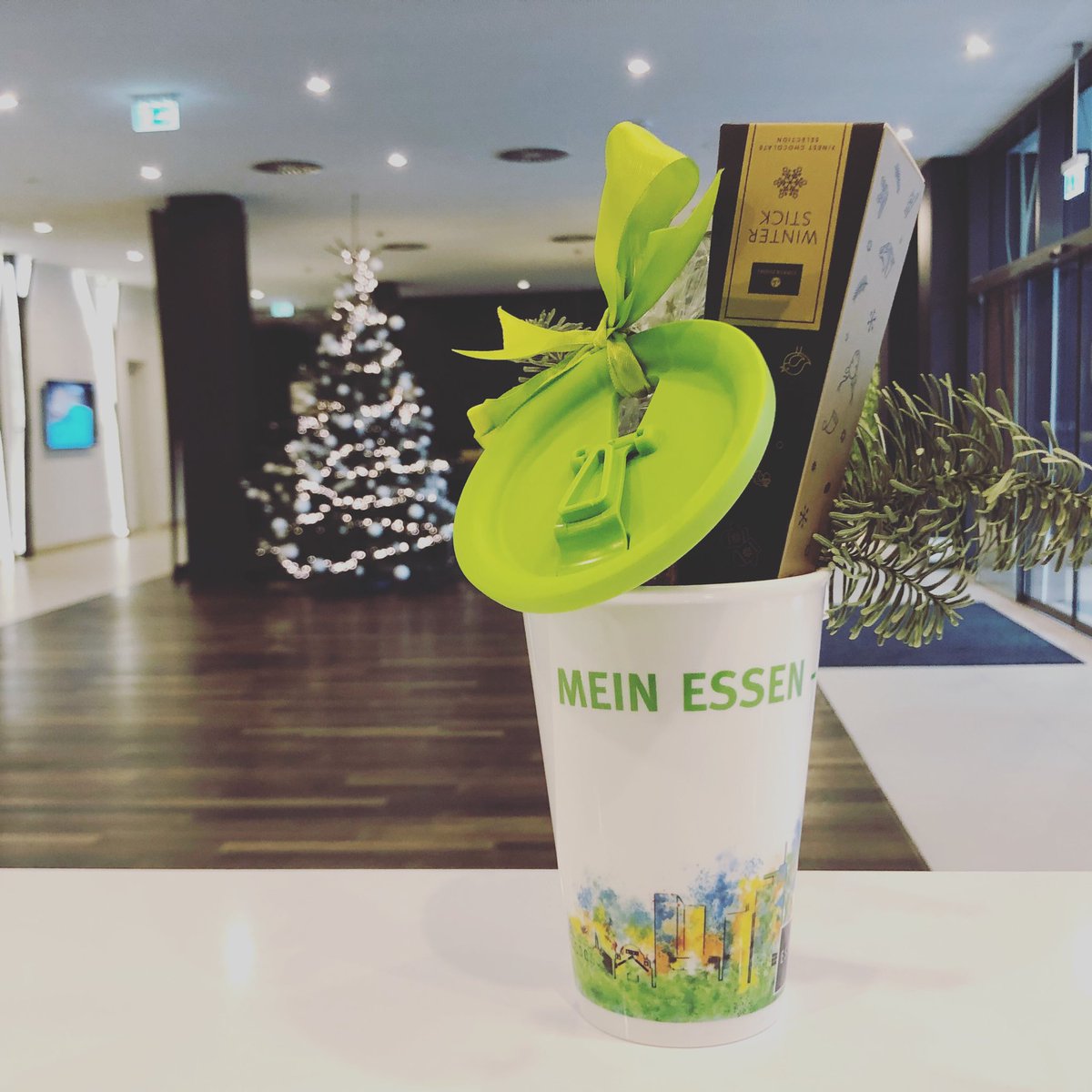Hotel_Atlantic's tweet photo. Zu Weihnachten gab‘s für alle unsere Stammgäste einen #meinessenmeinbecher! Zu 100% in 🇩🇪 hergestellt, spülmaschinenfest, vollständig recycelbar &amp; Rabatte bei z.B. Kamp’s gibt‘s obendrauf. Für weniger Einwegbecher ✌️ @visitessen #nachhaltigkeit #weihnachten⁠ ⁠ #sustainability https://t.co/ifJVqZ9Oug
