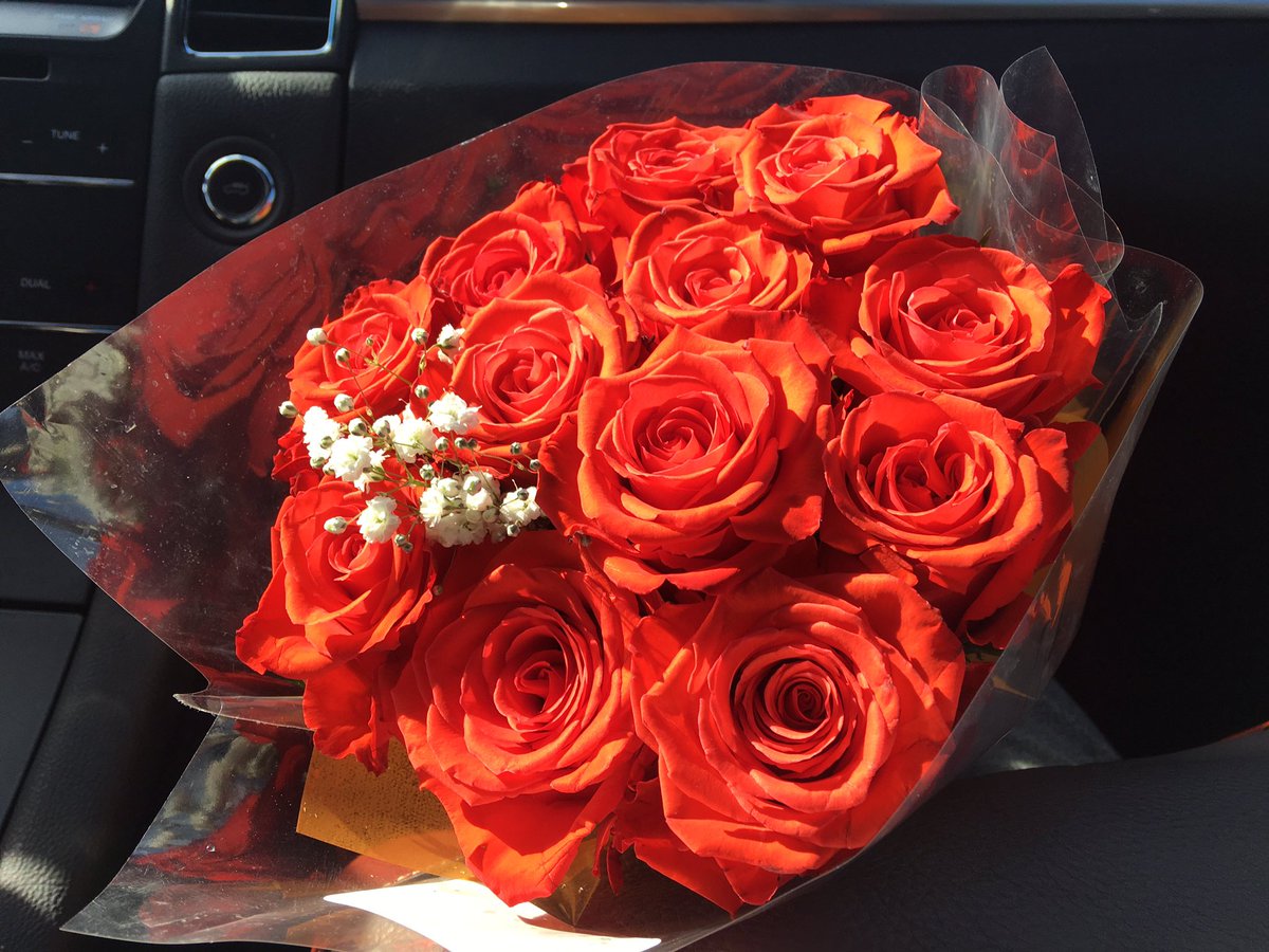 ItsJust_Tiara's tweet image. Mom spent Christmas in FL with me.. dad picked her up from the airport today with these flowers 💐.. after 37 years together, they STILL LOVE! #DateYourMate and don’t ever lose sight of the small things