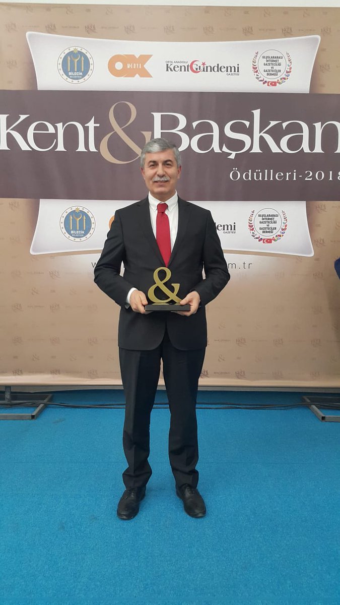 Kent Başkan dergisinin Türkiye geneli düzenlemiş olduğu proje yarışmasında Doğu Anadolu Bölgesi İlçe Belediyeleri kategorisinde kazandığmz 1. lik ödülümüzü AK Parti Yerel Yönetimler Bşk Yrd, AK Parti Bilecik Mv. Sn Selim Yağcı'dan aldk. <a href="/vedatdemiroz/">Vedat Demiröz</a> <a href="/tasar_cemal/">Cemal Taşar🇹🇷</a> <a href="/mehmetozhaseki/">Mehmet Özhaseki</a>