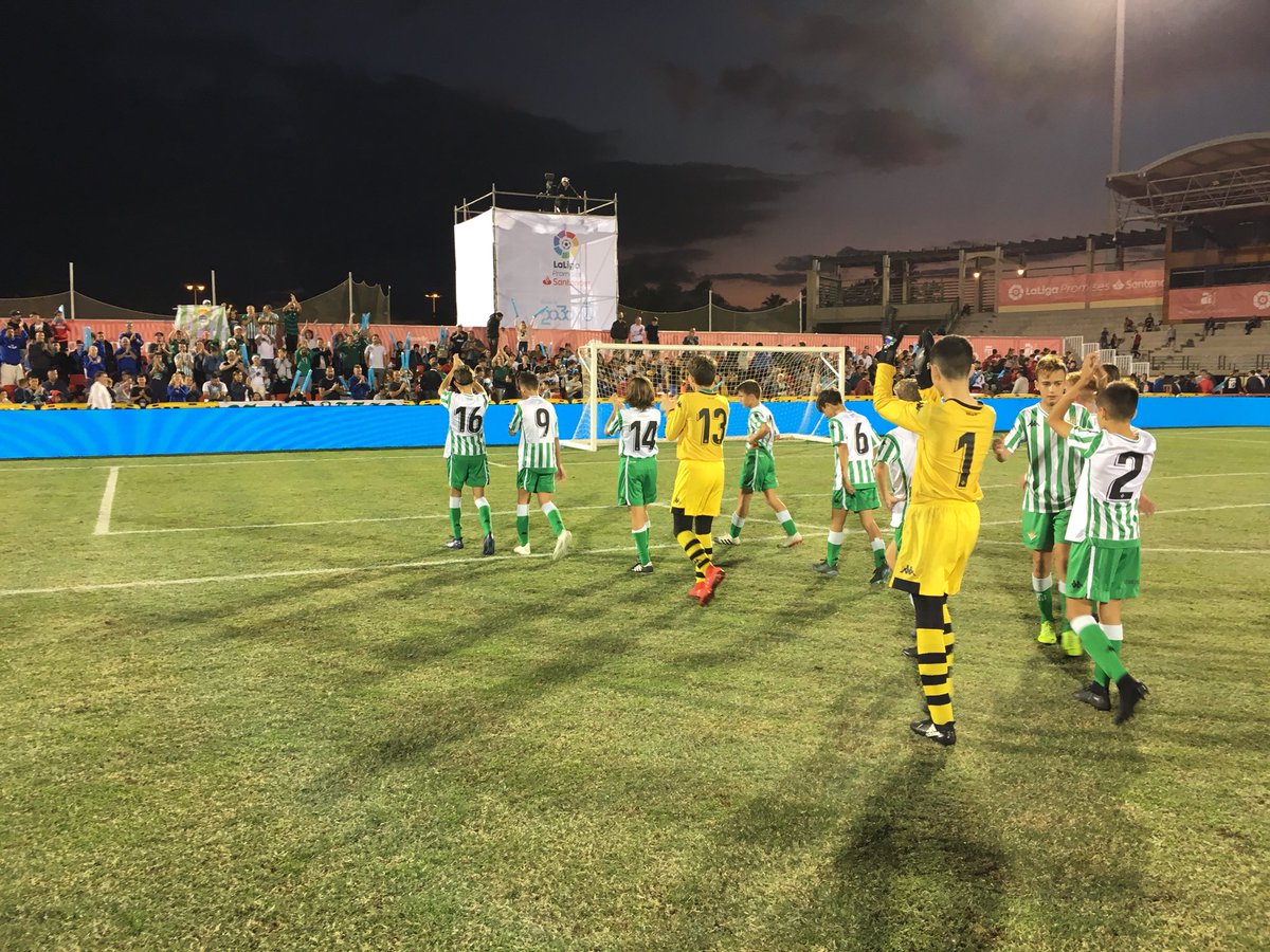 Los jugadores del Betis agradecen el apoyo de la afición.