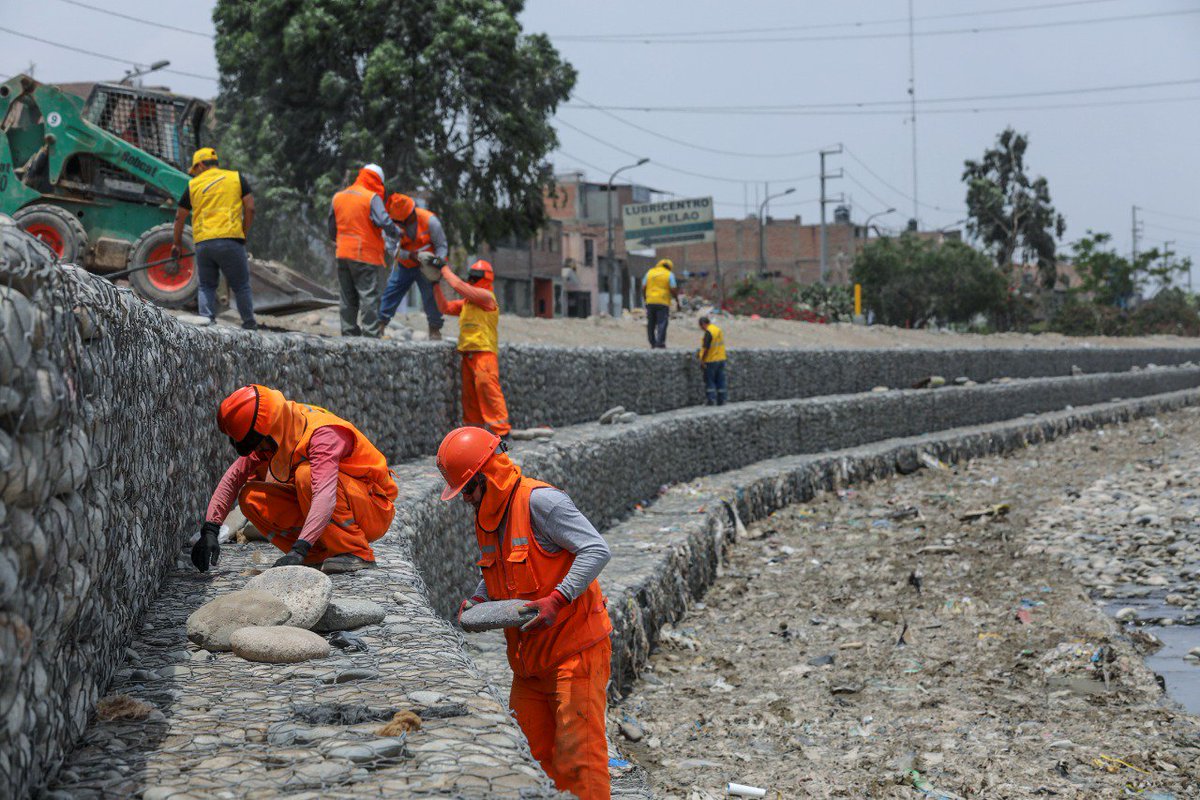 MuniLima's tweet photo. #MMLInforma: Municipalidad de Lima culminó los trabajos de limpieza y descolmatación de las cuencas de los ríos Rímac, Chillón y Lurín. →https://t.co/jaeYylxkUq https://t.co/B8IsWS88M3