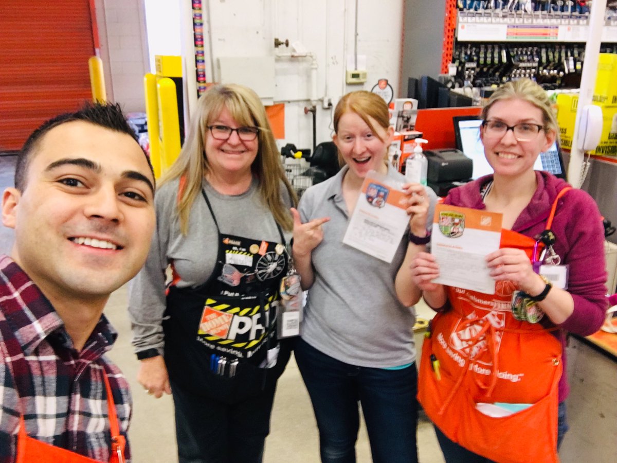 These ladies are all about FIRST! Thank you Lynda and Angela for doing an awesome job in the Front End 👍🏻 @DavidMann2720 @HDcoble @Schmidt7Adam @LoriBrooks11 @Kokortney_Renee @kimwiechert @colin_lamore @CourtneyPartee @medjajo @mizzdjonez @beck_missy