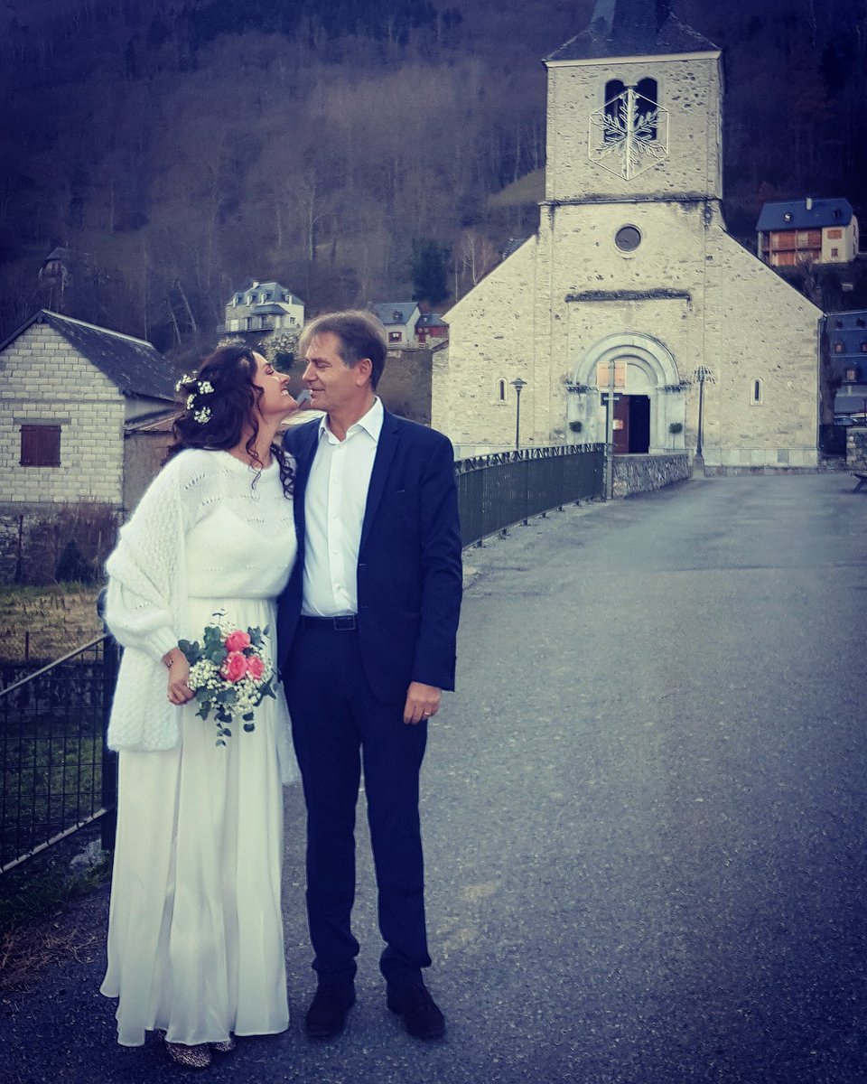 Moushette's tweet photo. Se marier à #saintlary dans les #pyrenees vous y avez pensé ? Eux oui, le seul mariage de #Vignec de l'année !!! Vivent les mariés !!!! 😍😍😍😍 https://t.co/LEradG8GH9