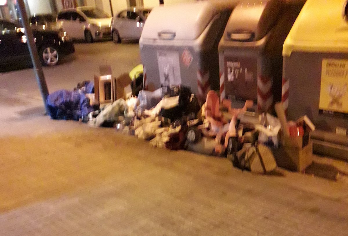 EvhVico's tweet photo. #viladecans 
Así cómo kereís k @ViladecansTweet se tome la limpieza cómo una prioridad, si nosotros no somos capaces d utilizar en condiciones  los espacios habilitados para ello? https://t.co/Jh7chW8Zyd
