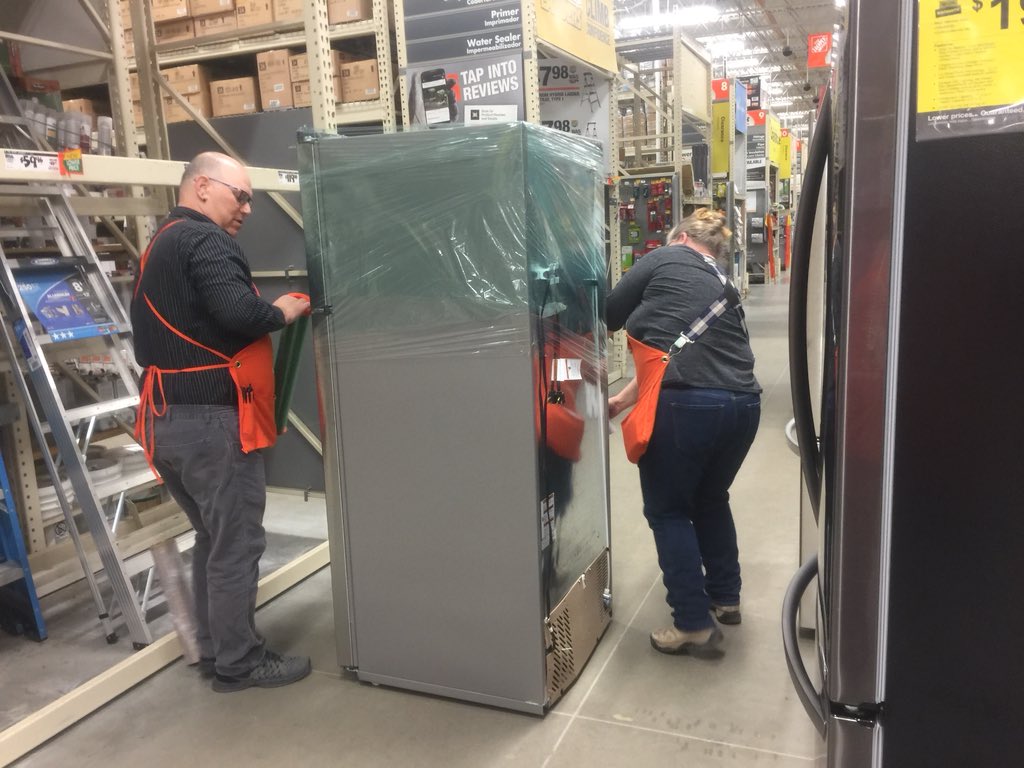 alliespurlock's tweet photo. Teamwork is dreamwork! Traci is always helping her coworkers.. ❤️❤️❤️ her! @TraciFrench68 @depotgurl88 @melaniepayneTHD @MarkDickenson13 @thewaysheROLS Around and around they go!! #dizzyness.. https://t.co/VYnN8dPvOS