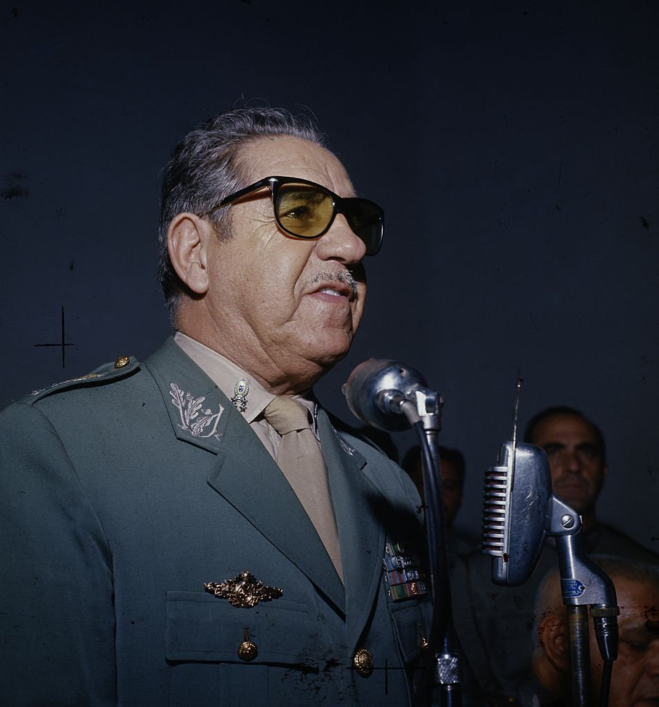 Em sua mensagem de Ano Novo lida em cadeia nacional de rádio e de televisão, disse o presidente Costa e Silva sobre o AI-5: “Aplicamos o remédio extremo para evitar que a revolução perdesse o seu ímpeto substancial. Salvamos o programa do governo e salvamos a democracia”.