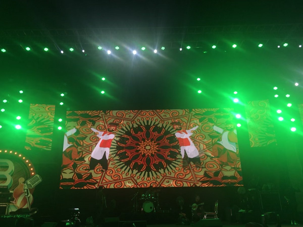 GuitarBollywood's tweet photo. This evening #KailasaLiveInConcert at #BagaBeach, Goa. This is the 4th time I saw him, after thrice in San Francisco Bay area. Boys rocked hard. @Kailashkher @nkbass @pareshkamath #tapasroy #NeilGomes #KurtPeters #SameerChiplunkar https://t.co/aTXeWslvO6