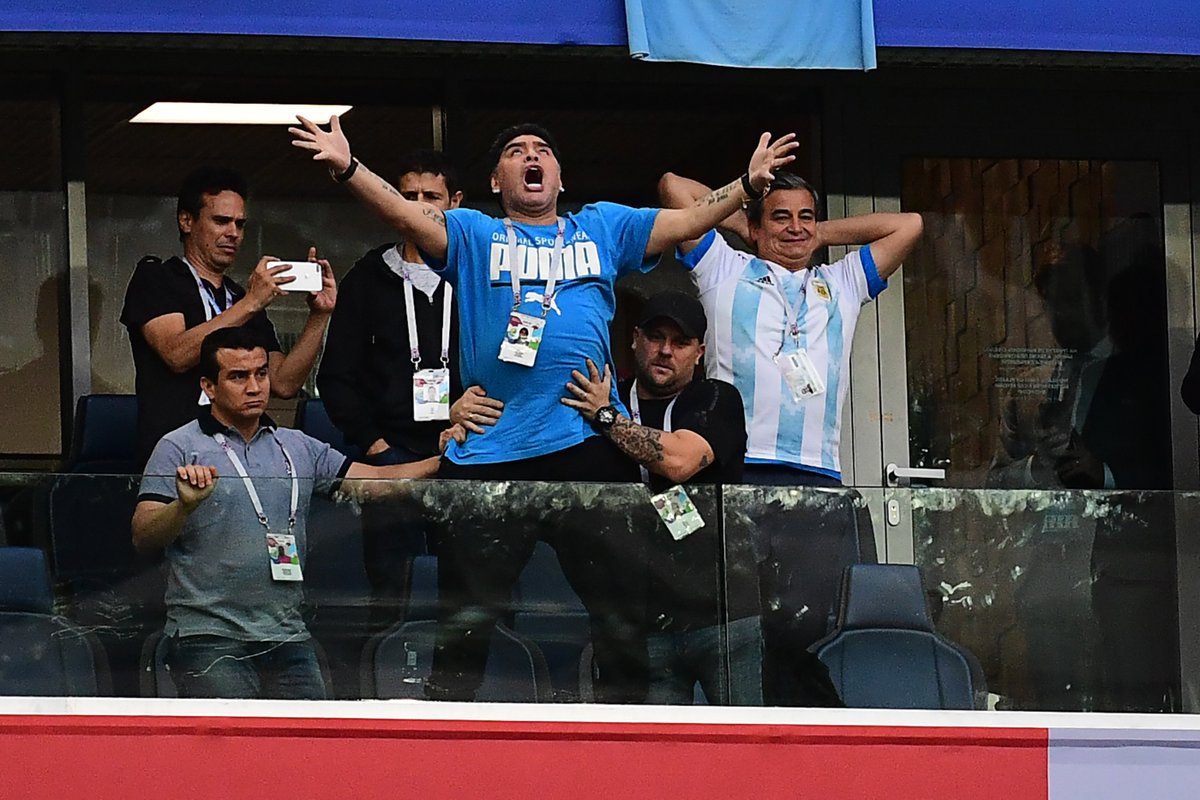 PoetsofFootball's tweet photo. Görünce insanların şaşırdığı, aslında hiç değişmeyen bir Maradona karesi. 🇦🇷
#DeMarkeYılınSporKaresi https://t.co/snxDAECTUl