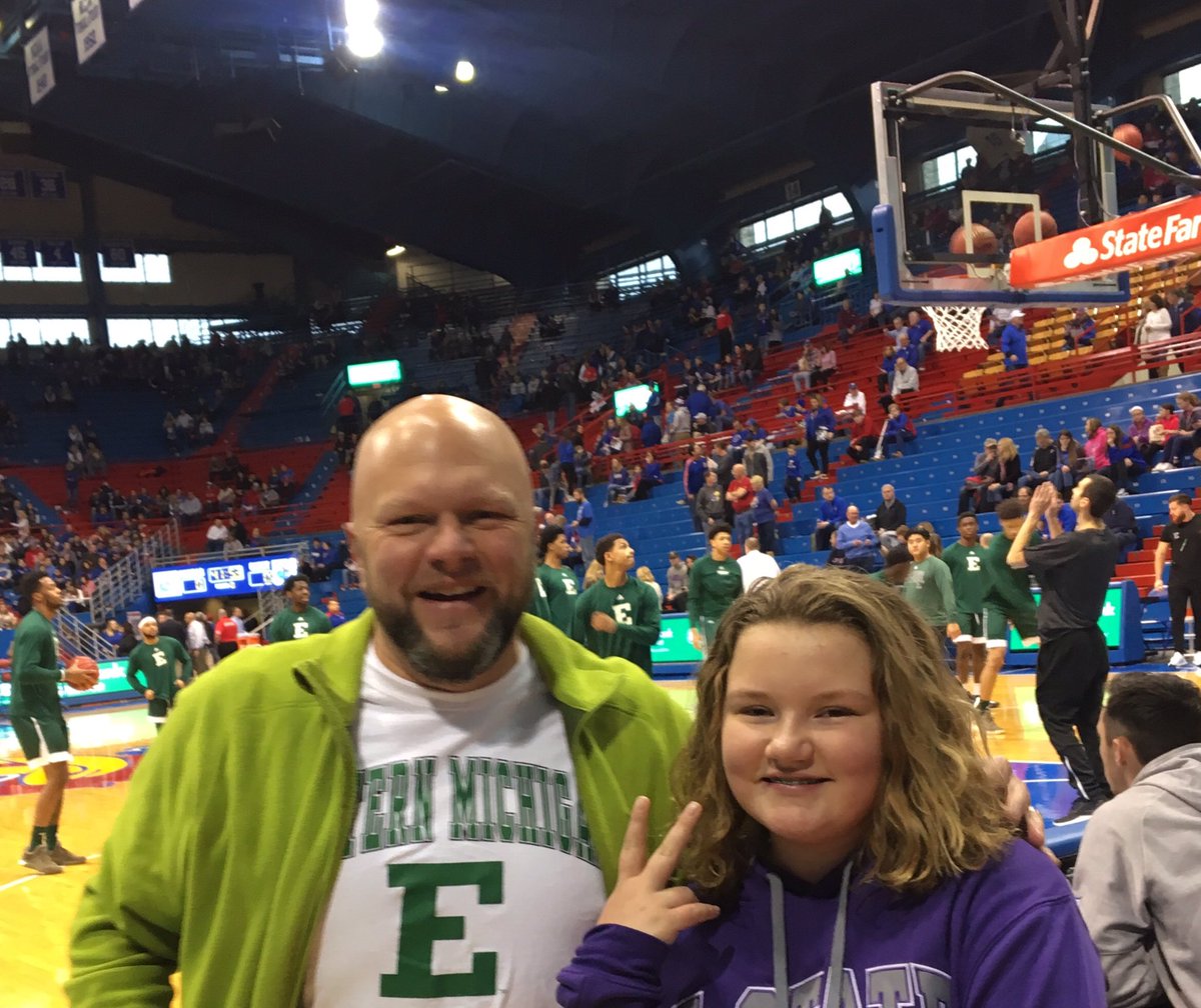 JasonCamis's tweet photo. Representing @EasternMichU in Kansas. Go Eagles! https://t.co/w61xs9qpsU