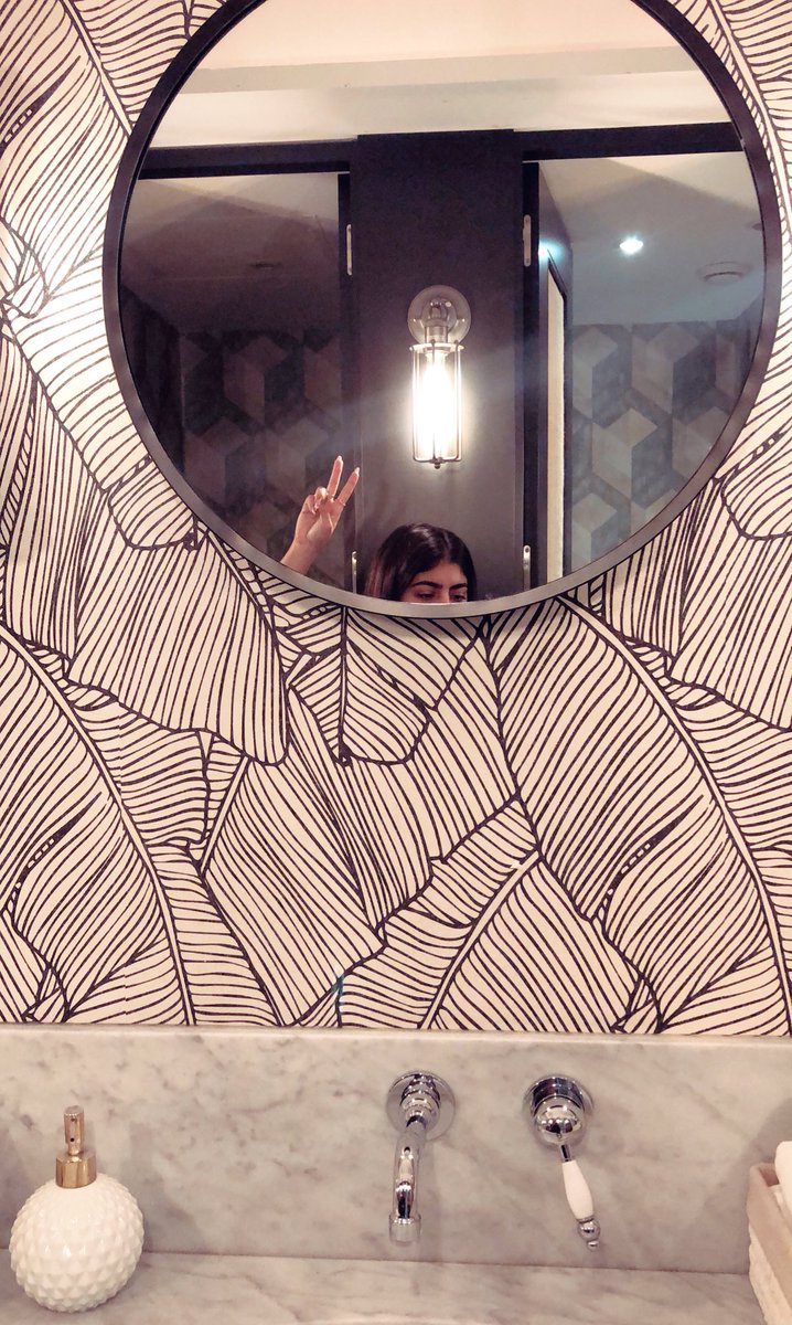 Mazo gracias a la persona que colgó este espejo confiando que el tamaño medio en España es 1,80 m., me veo genial 👍🏽 Necesito el taburete de @noeliaot2018 😂