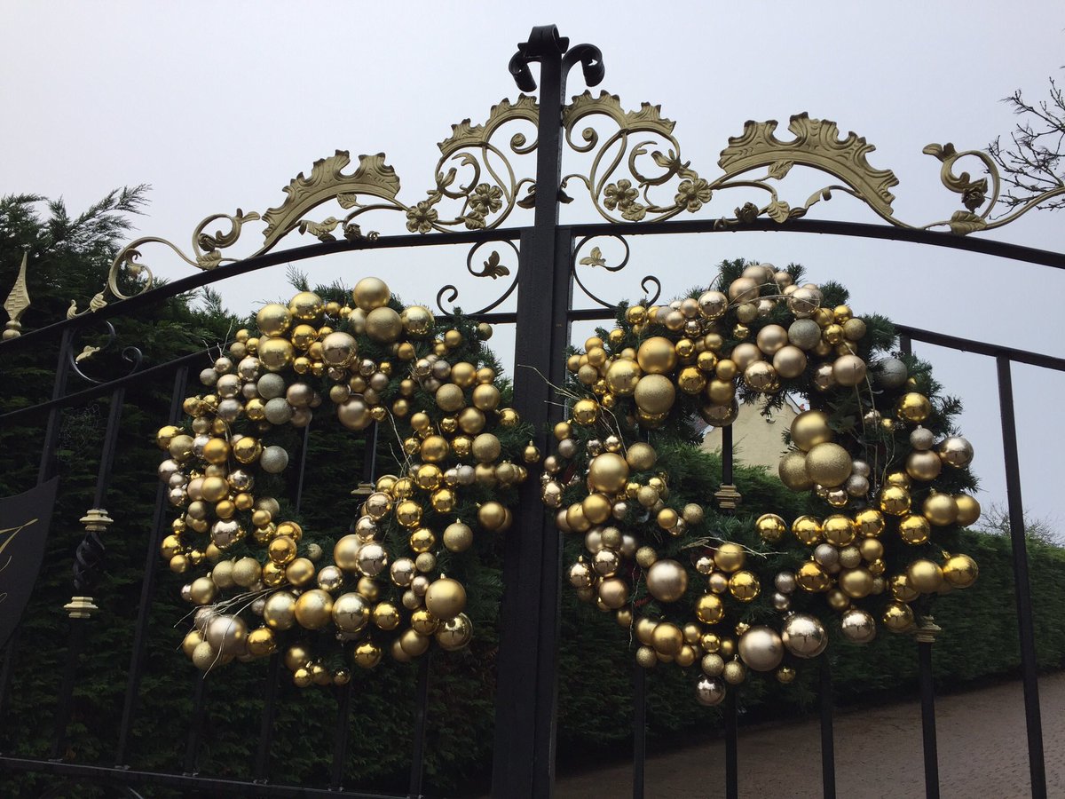 GailArmytage's tweet photo. Loved making these gate bauble wreaths. #bauble #christmas #gatedecor #welcomehome #giantflora https://t.co/BYEryeY3VU