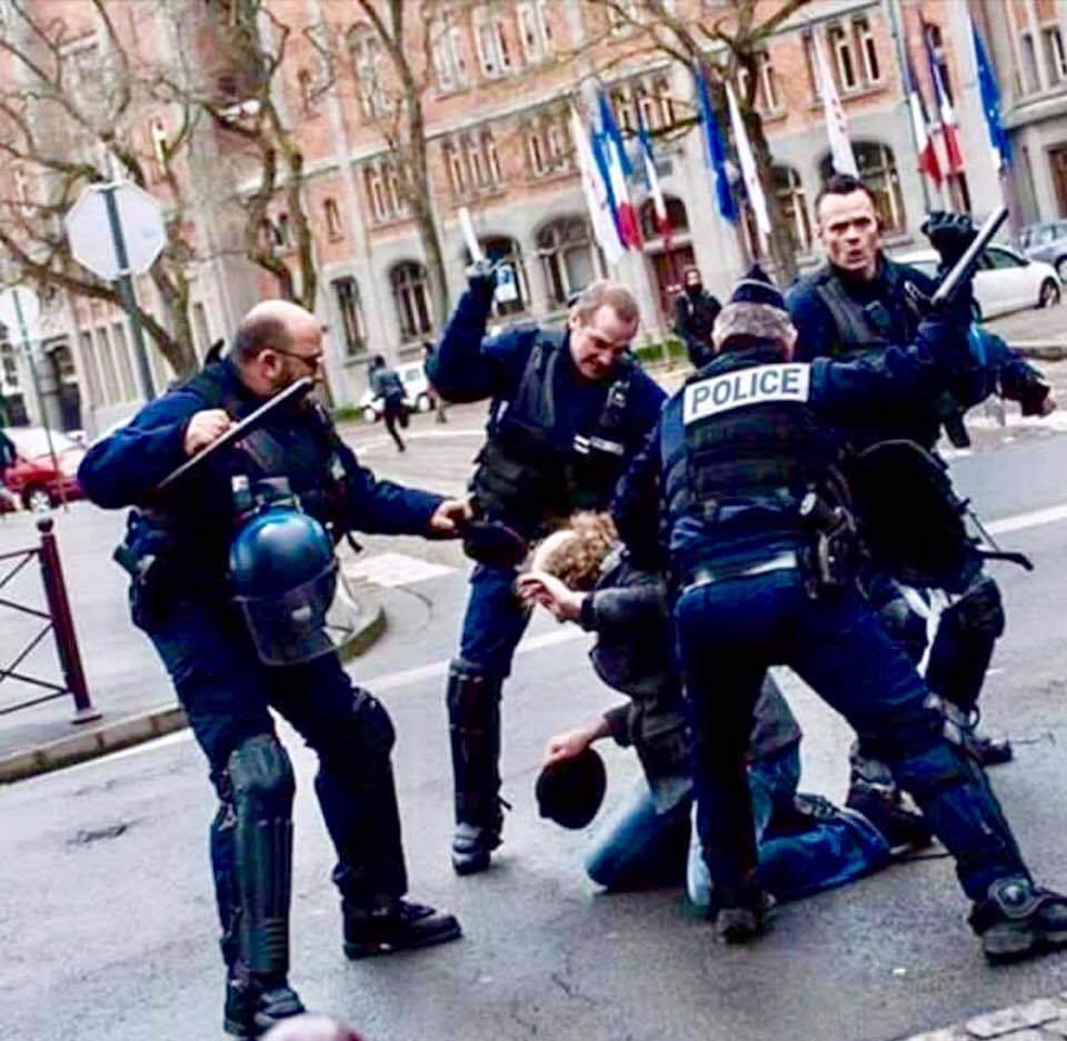 La politique de #Macron résumée en une image.
#GiletsJaunes #ActeVII #Ric