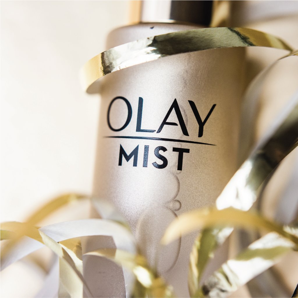 OlaySkin's tweet photo. Are you calming down after the Christmas hustle or staying energized for a NYE bash? Perfect time to #spritzthemists. #Olaymists #Olay https://t.co/ExzK9O4uu6