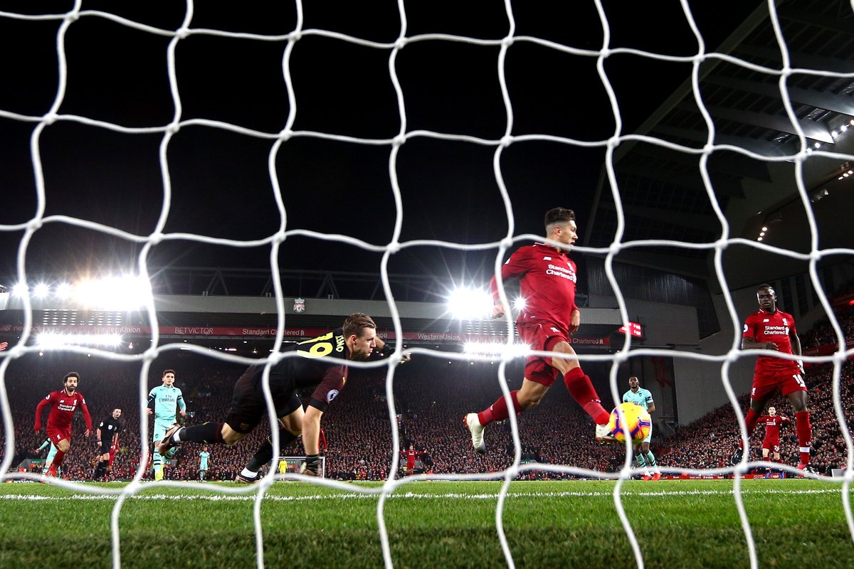 لم ينظر بعينه للكرة حتى لا يسبب الحرج للخصوم وهو يقوم بهز شباكهم. 😌