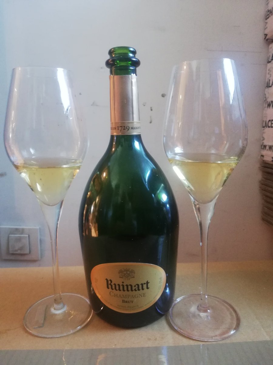 vi_vino_wine's tweet photo. #ruinart #brut #francia #copa #riedel #botella #botlle #glass #beber #drink https://t.co/ZAbmwaHslL