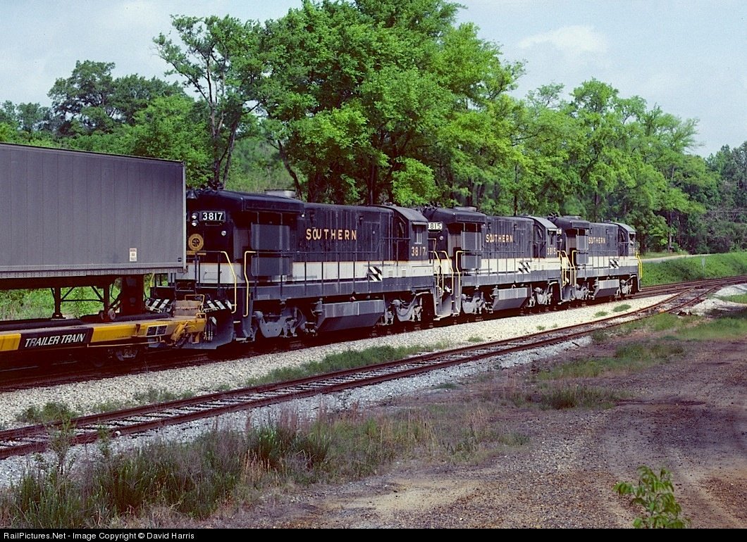 TrainPicsDaily's tweet image. Southern B36-7's leading a piggyback north to Atlanta. Photo by David Harris. Macon, GA, 4-23-1981

railpictures.net/viewphoto.php?…