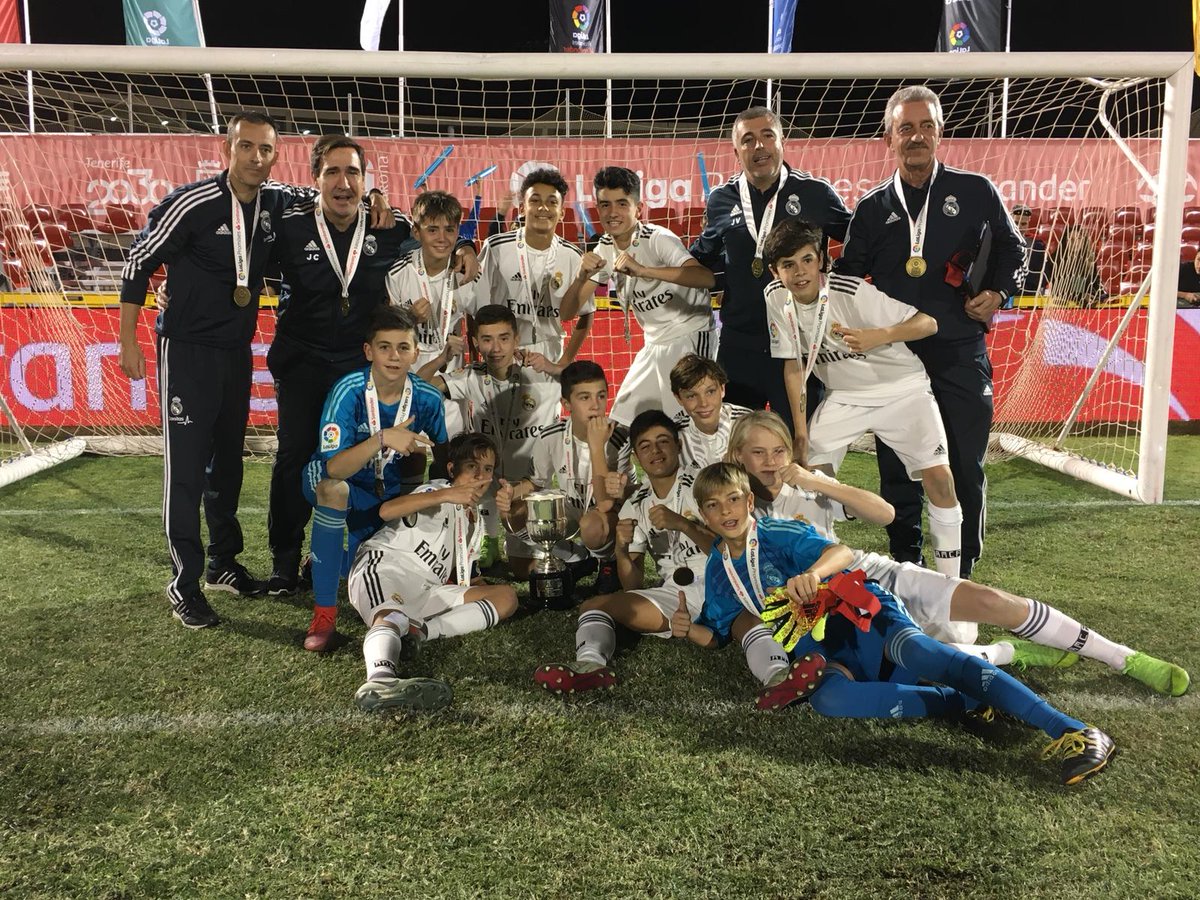 Los jugadores del Real Madrid celebran LaLiga Promises.