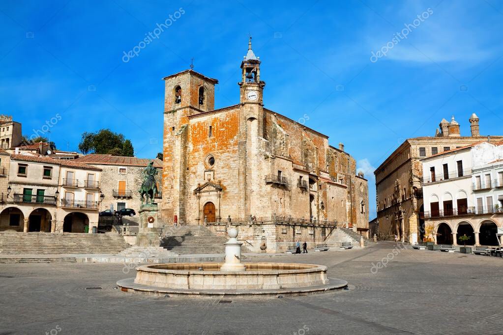 ¿Por qué no debes perderte este pueblo? Trujillo tiene callejas estrechas y empedradas que derivan en la plaza Mayor, uno de los lugares más bellos de España.