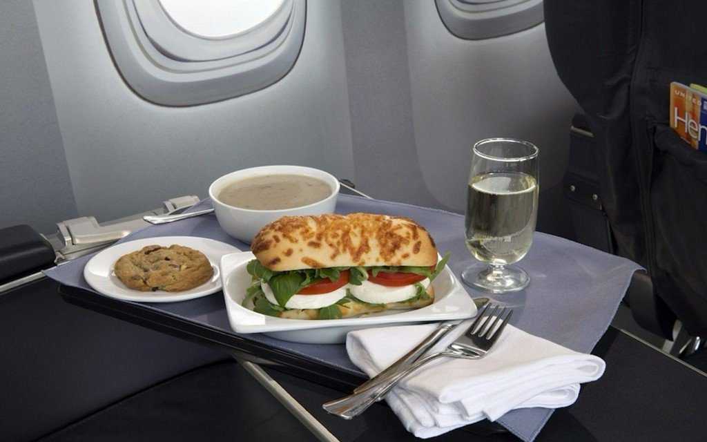 TravelLeisure's tweet photo. United Airlines put out a cookbook so you can eat airplane food at home https://t.co/UoshQMvZdZ https://t.co/giIfVNkhKE