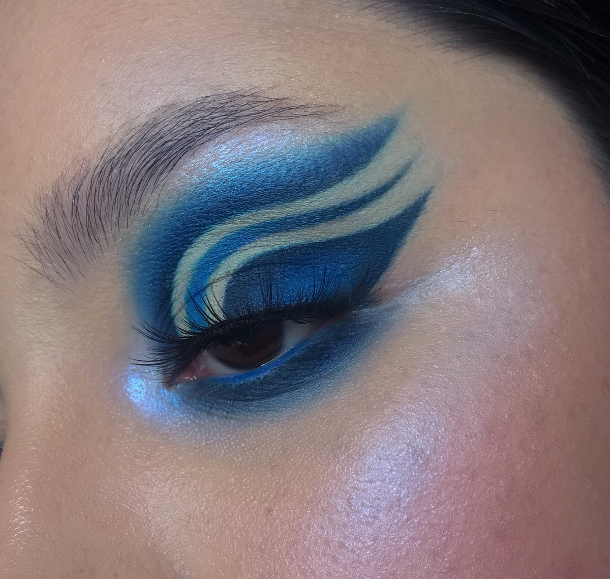 skymakesart's tweet photo. WAVES 🌊🌧

Inspired by @glambynadica and @chelsealouder 💕

Used @bperfectcosm x @staceymariemua carnival palette 
@Certifeye tropical wonders palette 
@NikkieTutorials @OFRACosmetics Space Baby highlighter (for cheek, brow bone and inner corner)

More product details on my IG https://t.co/WBcWwgZJXk