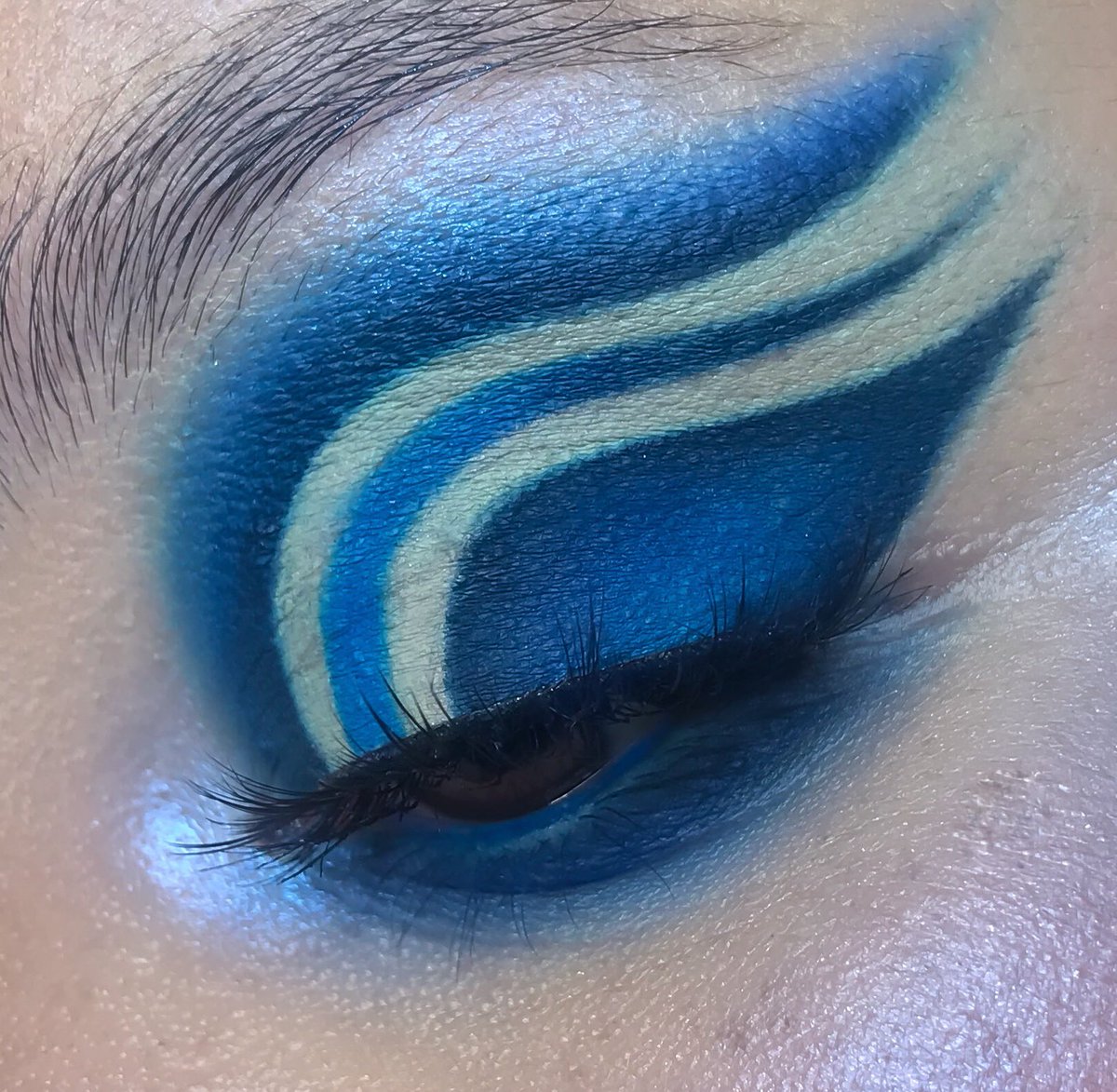 skymakesart's tweet photo. WAVES 🌊🌧

Inspired by @glambynadica and @chelsealouder 💕

Used @bperfectcosm x @staceymariemua carnival palette 
@Certifeye tropical wonders palette 
@NikkieTutorials @OFRACosmetics Space Baby highlighter (for cheek, brow bone and inner corner)

More product details on my IG https://t.co/WBcWwgZJXk