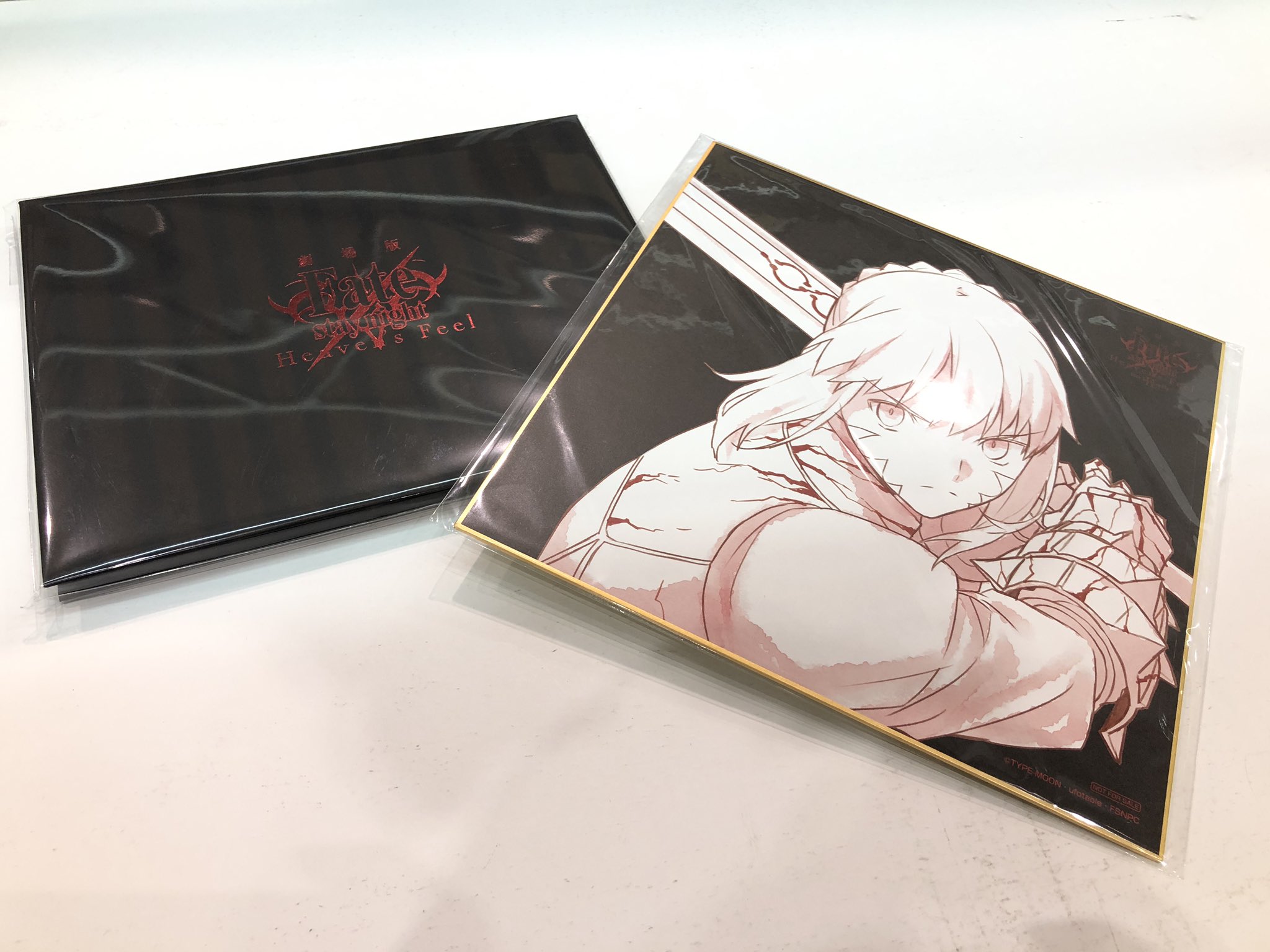 Uzivatel Fate Stay Night Na Twitteru C95 情報 本日2日目 今日もコミックマーケット95 アニプレックスブースにて 劇場前売券付き 特装スペシャルセットコミックマーケット会場限定版コミケ限定版を発売 会場限定特典は セイバーオルタ の色紙です