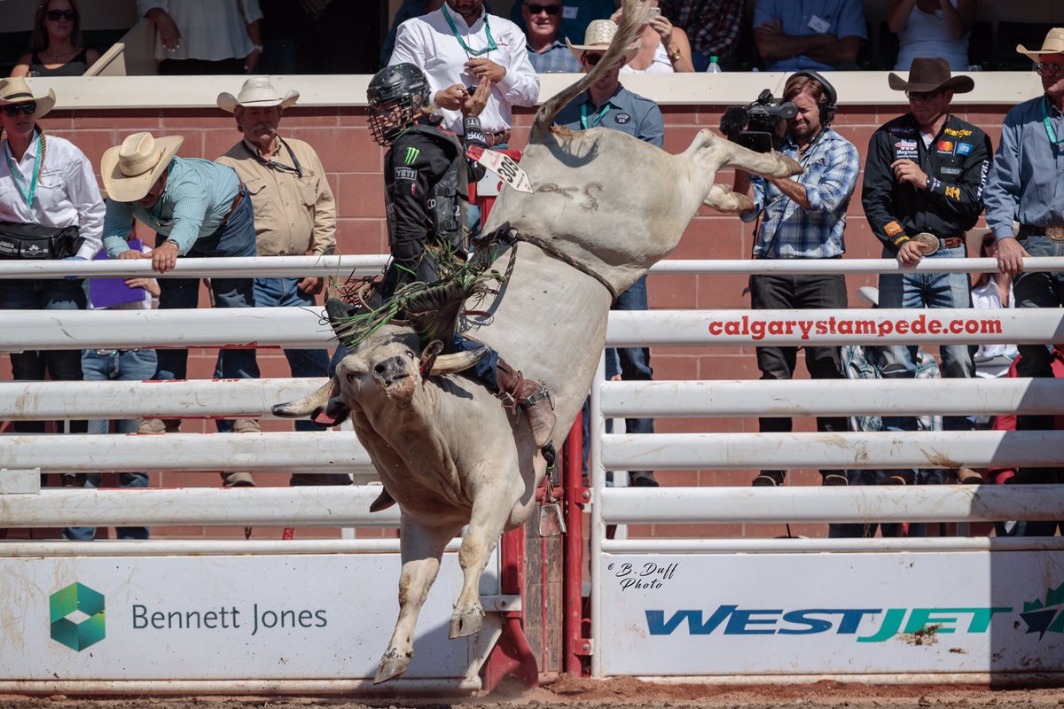 Wow what a shot of Milky Chance at the <a href="/CS_Rodeo/">CS Rodeo</a> this year with <a href="/derek_kolbaba/">Derek kolbaba</a> —- he was marked 45.5 points. #flyingfourbuckingbulls #flyingfour #F4 

Photo credit @roughy_shooter