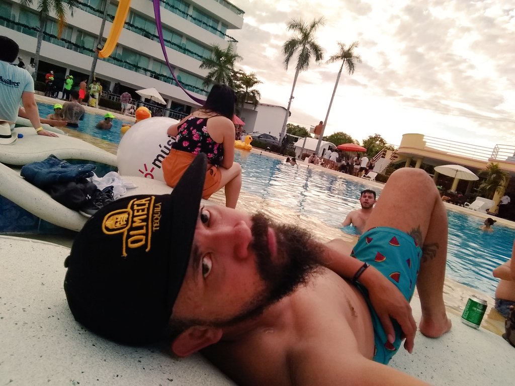 Sufriendo un montón en <a href="/HotenParaiso/">#HotEnParaiso</a>.