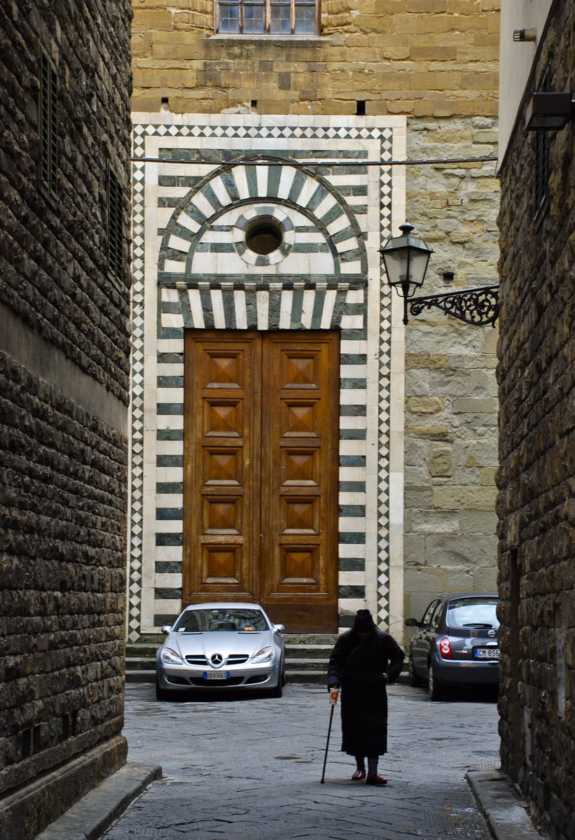 RobertBohan's tweet photo. Thread: Let’s go for a walk through the passageways of Florence &amp; keep an eye out for the wonder of the Renaissance. Here are some photos I took on a visit when the city was empty, the galleries silent &amp; the voices in the squares Italian. https://t.co/LqRauXAwrn