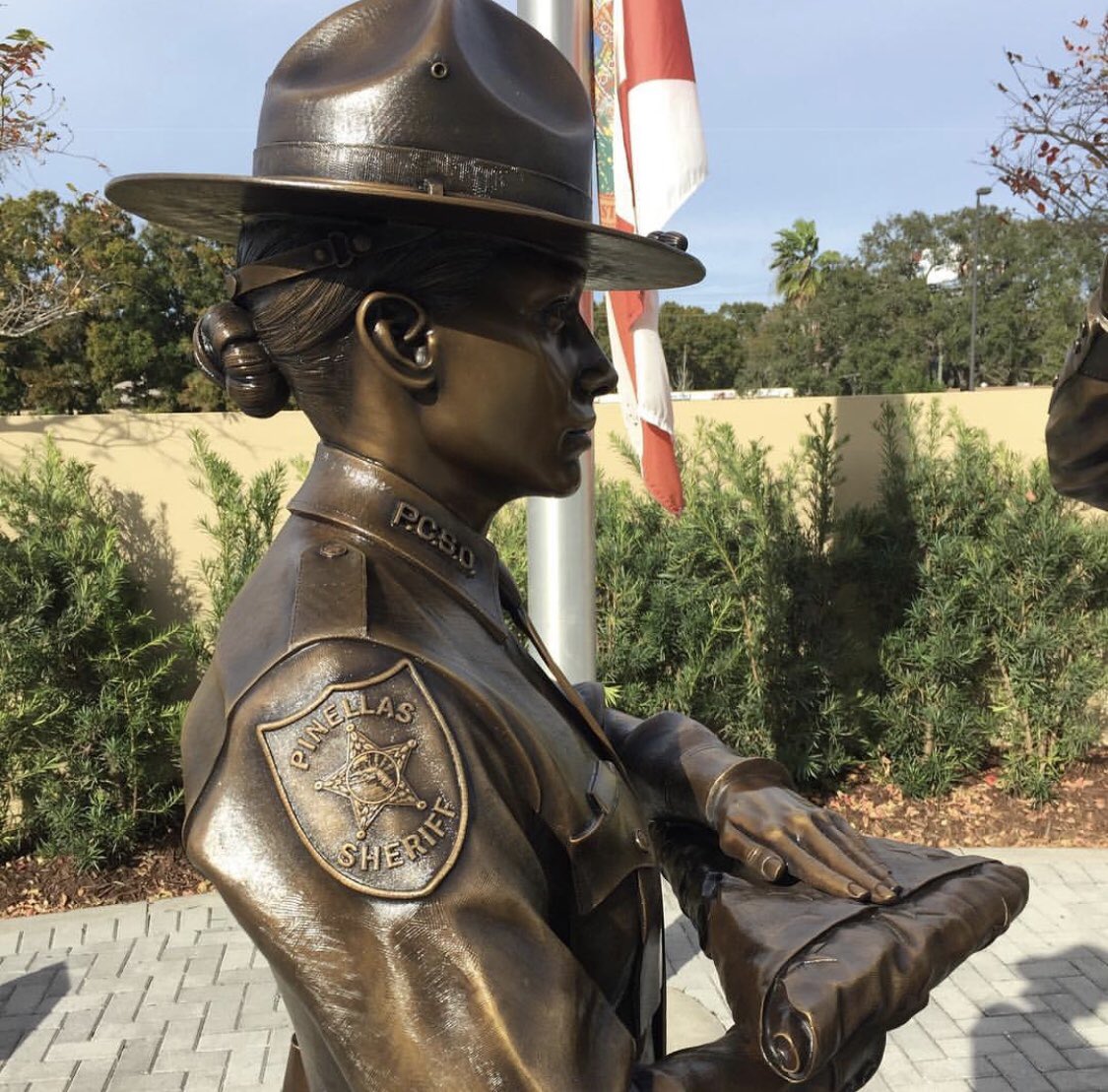 HGConvention's tweet photo. #honorguardsofamerica🇺🇸 Pinellas County Sheriff's Office Honor Guard bronze statues in Fl. While you’re attending 2019 Honor Guards Day take a moment to visit the memorial. Recognizing all honor guards nationwide every last Saturday in June. #honorguardslife #honorguardsmagazine https://t.co/QoRFc7rscF
