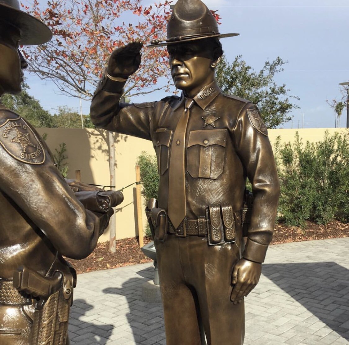 tophonorguards's tweet photo. #honorguardsofamerica🇺🇸 Pinellas County Sheriff's Office Honor Guard bronze statues in Fl. While you’re attending 2019 Honor Guards Day take a moment to visit the memorial. Recognizing all honor guards nationwide every last Saturday in June. #honorguardslife #honorguardsmagazine https://t.co/SfO4R1DVKU
