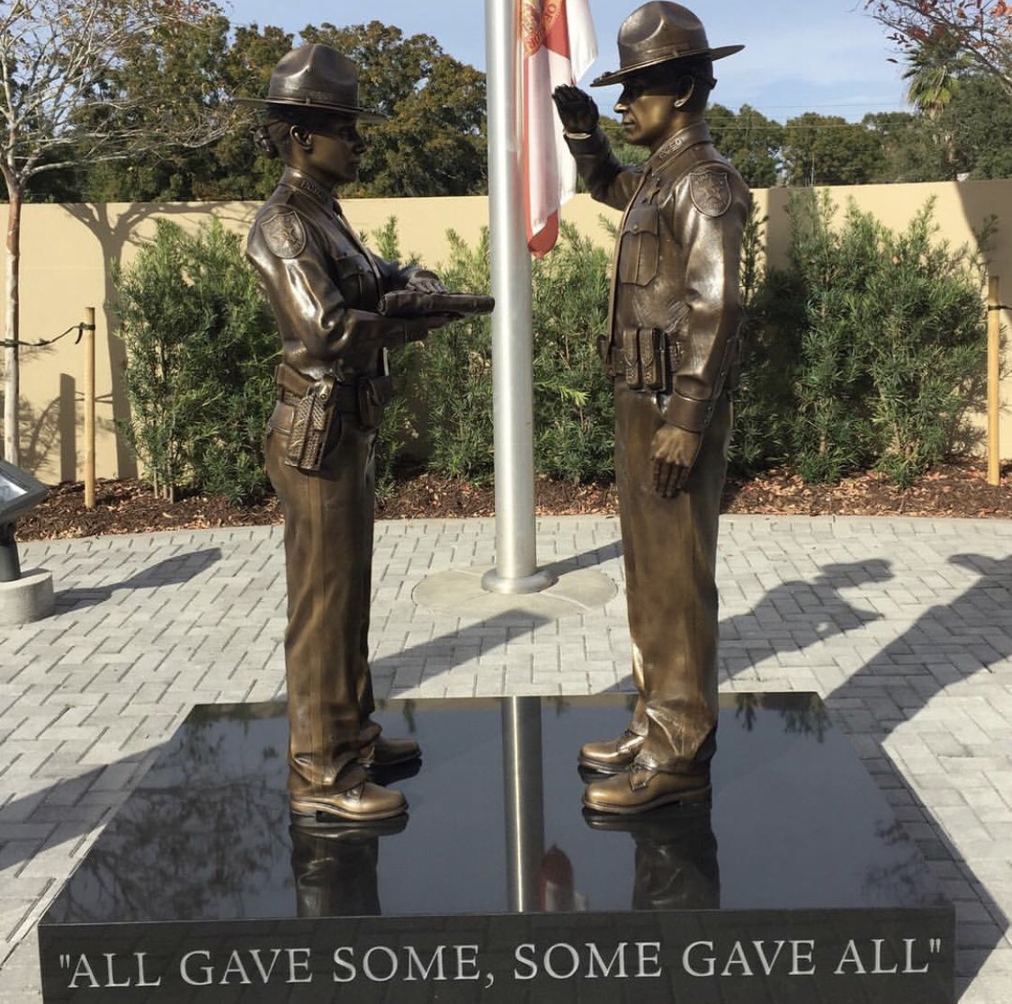 tophonorguards's tweet photo. #honorguardsofamerica🇺🇸 Pinellas County Sheriff's Office Honor Guard bronze statues in Fl. While you’re attending 2019 Honor Guards Day take a moment to visit the memorial. Recognizing all honor guards nationwide every last Saturday in June. #honorguardslife #honorguardsmagazine https://t.co/SfO4R1DVKU