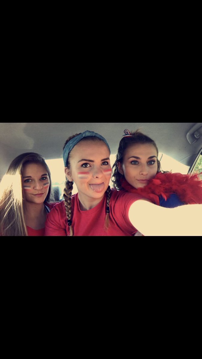 alysiaralph's tweet photo. HAPPY BDAY @MollieWitzel !!! 🎉🎊 thanks for always being the life of the party, love and miss you lots 💗 https://t.co/UJoTUhEZ9t