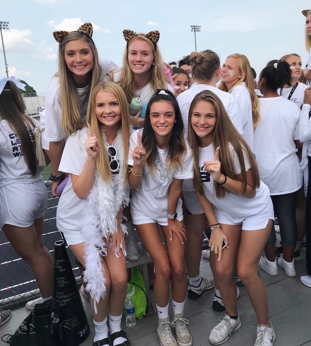 alysiaralph's tweet photo. HAPPY BDAY @MollieWitzel !!! 🎉🎊 thanks for always being the life of the party, love and miss you lots 💗 https://t.co/UJoTUhEZ9t
