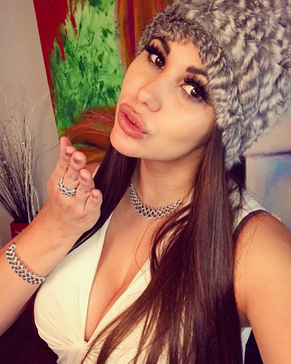 ErikaEdma's tweet image. Preparing for 2019! Thank you God for so many blessings ... and you for your friendship 😍
#thankful #blessed #newchanges #newbeginnings #cantwait #godisgood #amentothat #yay #excited # Houston✨👠🏣✍🏻👑👜🥇🎬🎉