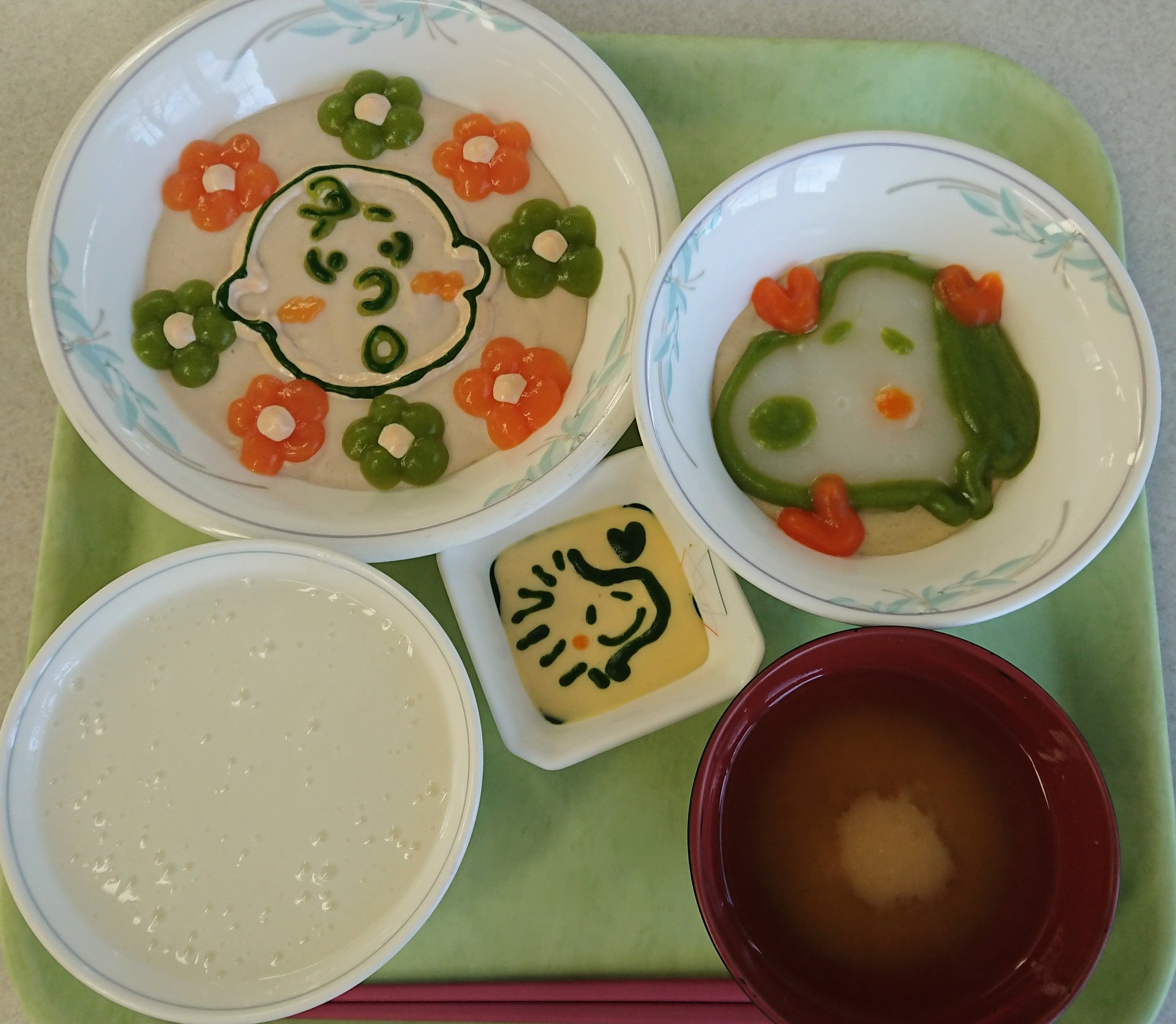 あやり 毎年ながらクリスマスから忙しくて なかなかtwitter見られないです とりまえず 戌年も終わるのでミキサー食にスヌーピーを描いたのを載せます ちょっと力作 笑 ミキサー食 デコご飯 T Co 2atcoppbai Twitter