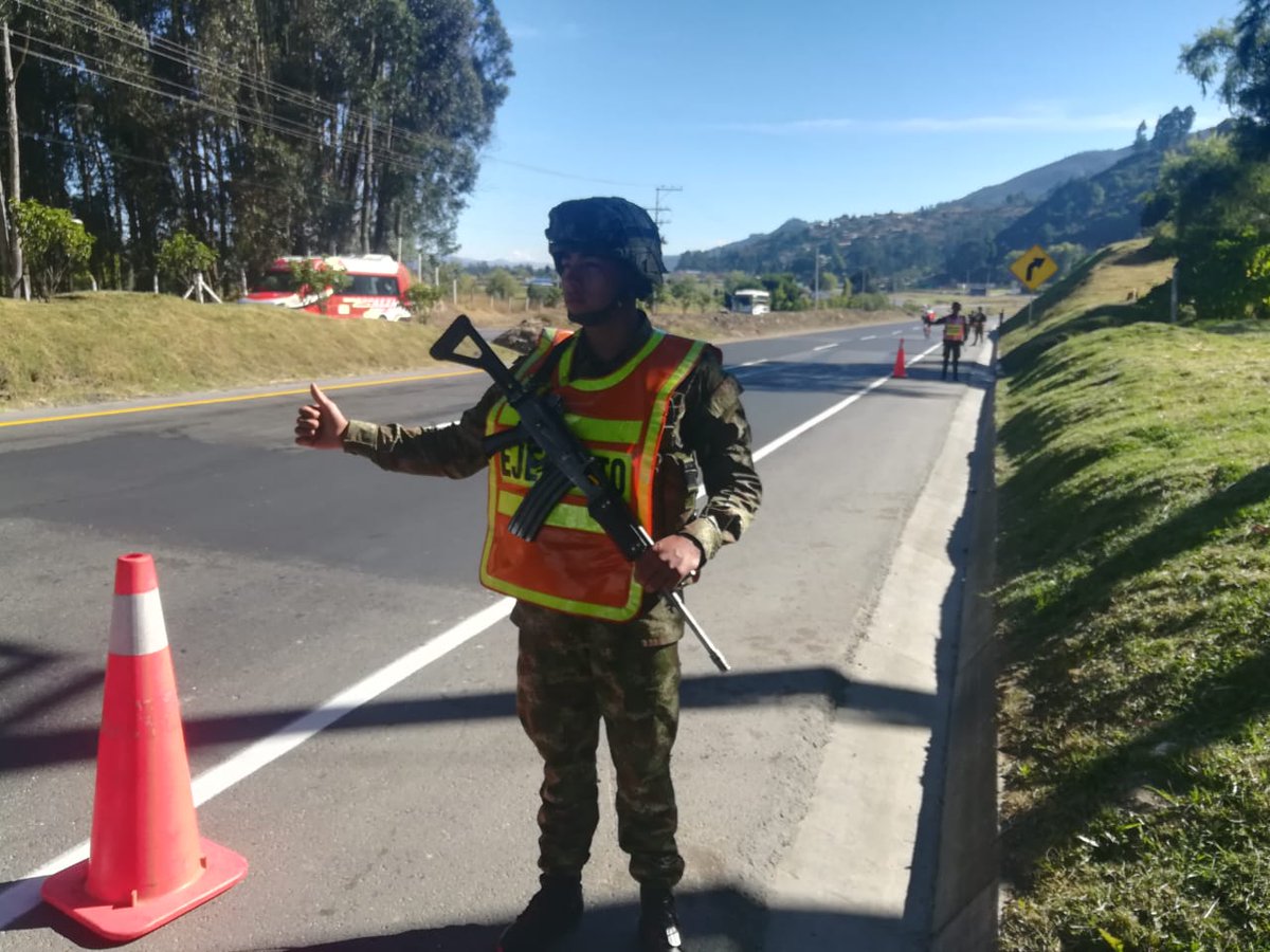 GMTEQcomando's tweet photo. Los viajeros se movilizan seguros por carreteras de nuestras provincias de #SabanaCentro #Almeidas #Guavio y #Ubaté de #Cundinamarca Gracias a la presencia permanente de tropas del #GMTEQ. Recuerde, pulgar arriba 👍 para nuestros #HéroesMultimisión #NavidadDiamante https://t.co/SXldmAwtMS
