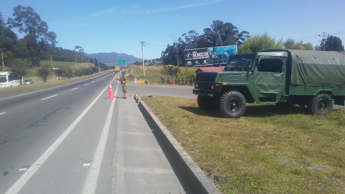 GMTEQcomando's tweet photo. Los viajeros se movilizan seguros por carreteras de nuestras provincias de #SabanaCentro #Almeidas #Guavio y #Ubaté de #Cundinamarca Gracias a la presencia permanente de tropas del #GMTEQ. Recuerde, pulgar arriba 👍 para nuestros #HéroesMultimisión #NavidadDiamante https://t.co/SXldmAwtMS