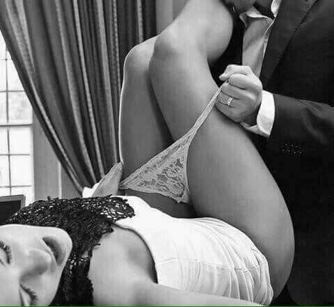 طلبَت مِني إثارَتها 
فمرّرت أطراف أصابعي 
من خِصرها إلى مؤخرتَها المثيرة المتعرّجة 
فصَاحت