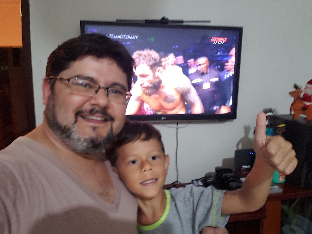 Hudsoneu's tweet photo. Governador Valadares - MG na torcida pelas brasileiras  @criscyborg_fc e Amanda, no @canalCombate #UFC232NoCombate
Hudson e Gustavo https://t.co/CnvMi6iFS2