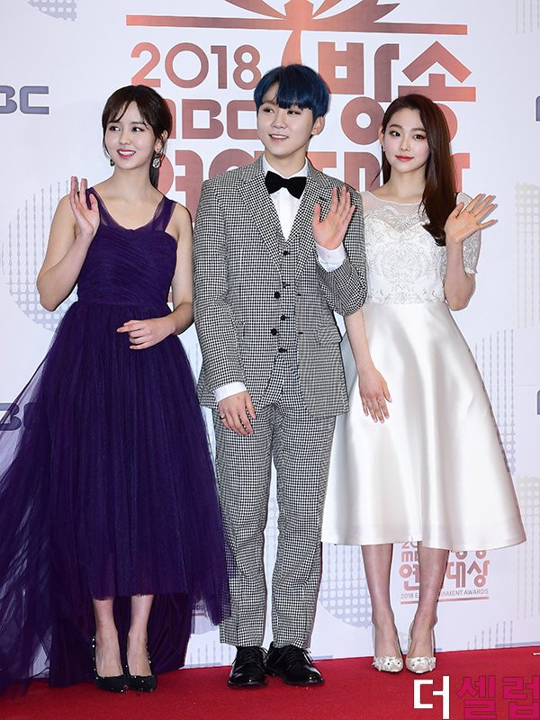 brasilioi's tweet photo. [#PRESS] 18.12.29 - #Mina, #Seungkwan do #Seventeen e a atriz #KimSoHyun no MBC Entertainment Awards 2018. https://t.co/lq7K0FKiJa