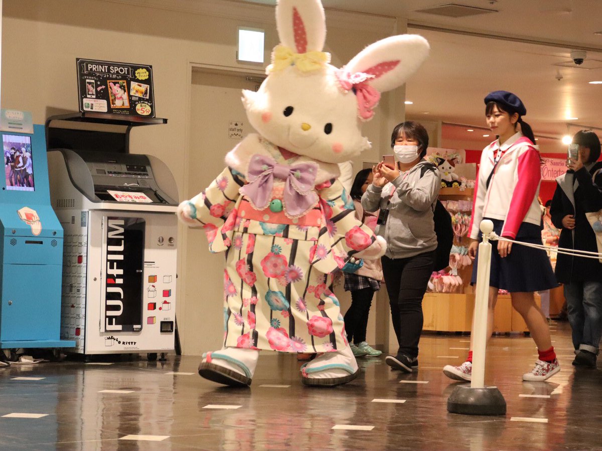 Nono_donut2's tweet photo. エンタメホールで待ってたら帰ってる最中のメルちゃんがこっち向いてくれた…やば可愛い… https://t.co/flb3uAZuBb