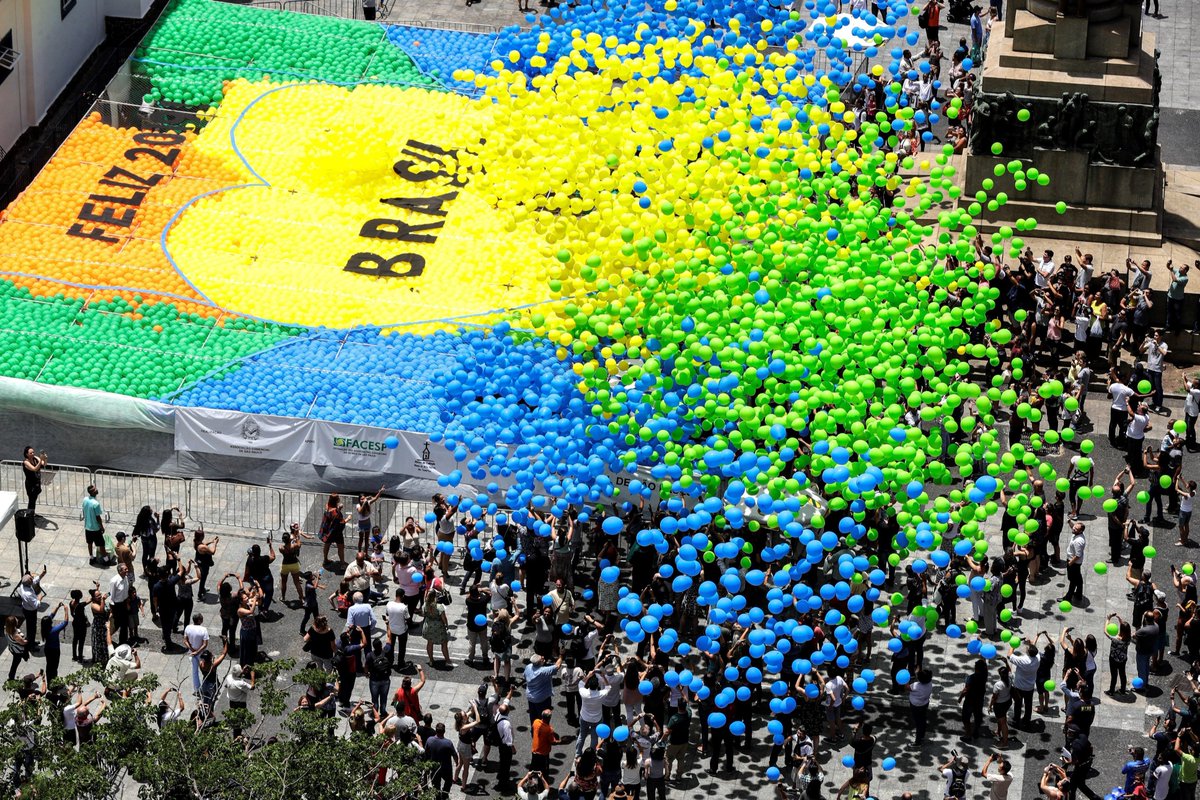 EFETurAmerica's tweet photo. Miles de globos tiñen el cielo de Sao Paulo para dar la bienvenida al 2019 https://t.co/ZB7MFn9XdE https://t.co/Wp20El4ydE