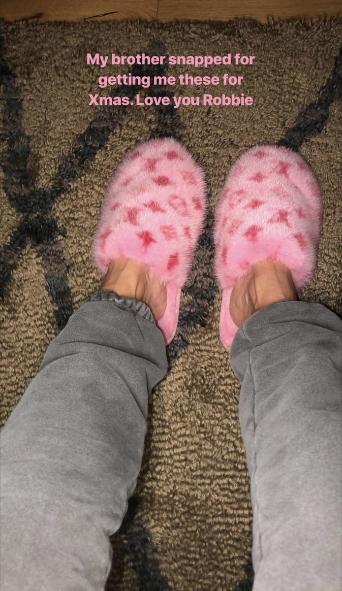 KKW MAFIA on X: .@robkardashian got Kim Louis Vuitton slippers